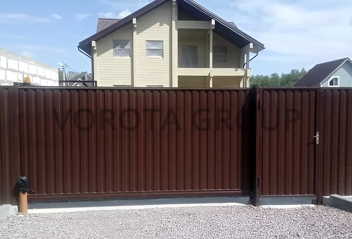 Откатные ворота на сваях с калиткой Doorhan коричневые 3500х2000