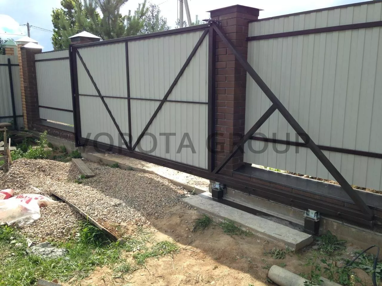 Откатные ворота из профнастила Alutech с автоматикой белого цвета 1900x2200