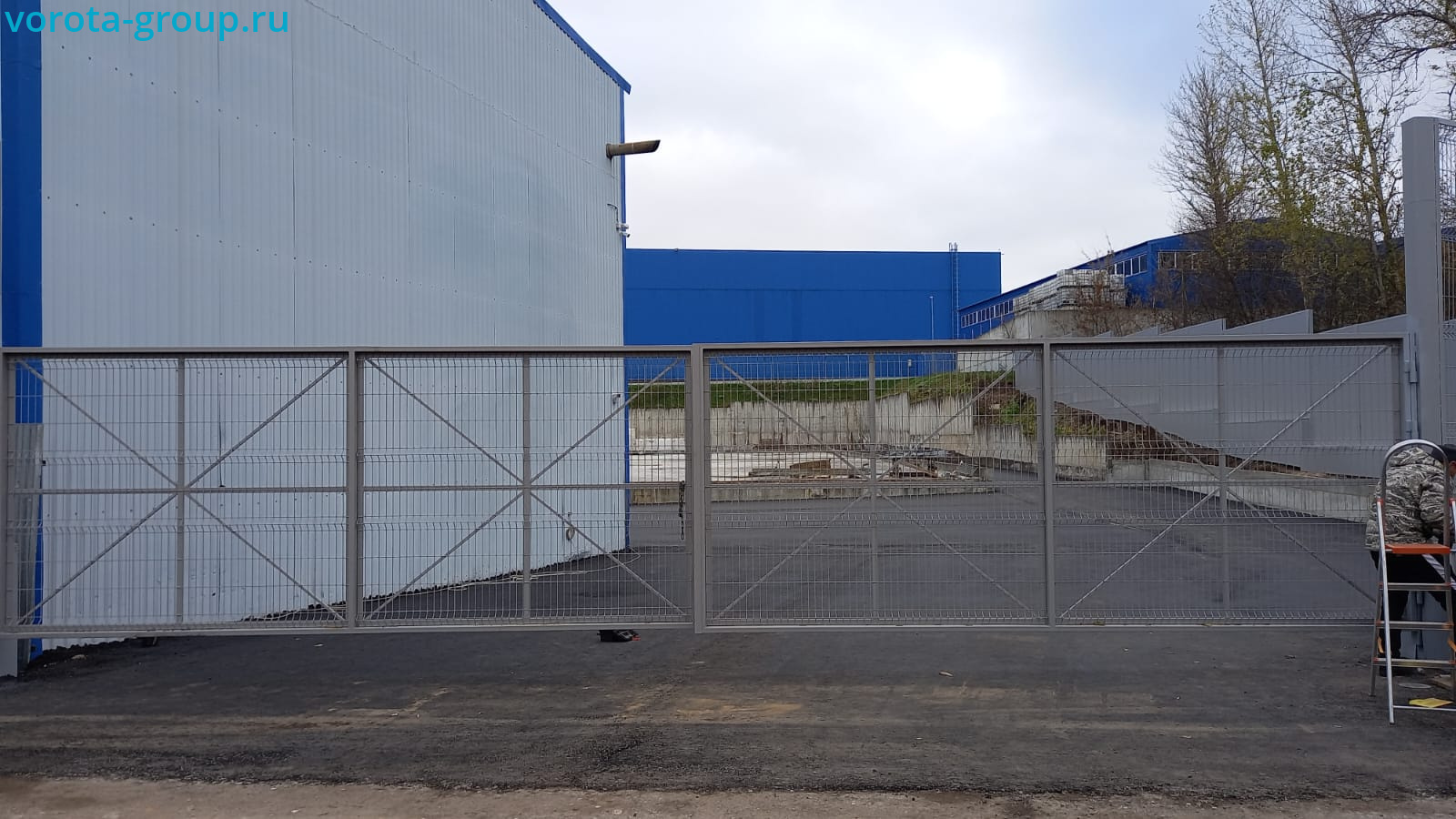 Промышленные распашные ворота из 3 д сетки 11000 мм по ширине проем