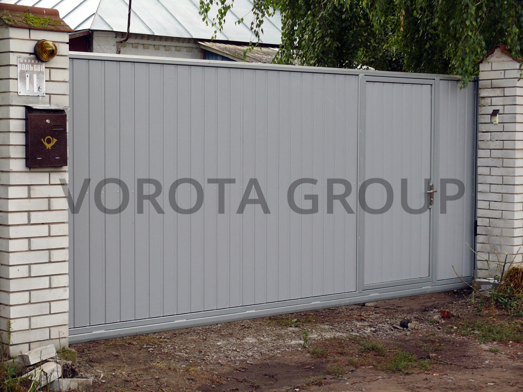 Откатные ворота с калиткой Alutech из серого профлиста 1850x3250