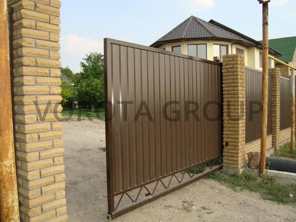 Откатные ворота из профнастила Doorhan с нижней решеткой 2000x2000